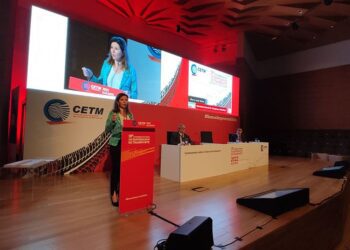 Mitma prepara la ley para que los transportistas no cobren por debajo de costes