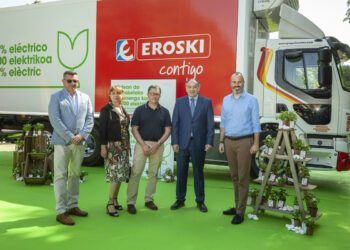 Eroski pone en circulación su primer camión eléctrico en Pamplona