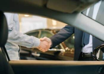 Las ventas de coches eléctricos e híbridos igualan a los de gasolina y gasoil