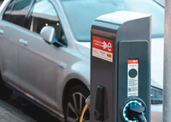 ¿Sigue siendo más barato un coche eléctrico con la luz más cara?