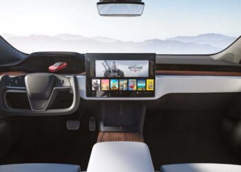 Tesla rompe las reglas y elimina los volantes redondos de sus coches eléctricos