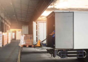 Un camión Volvo eléctrico hace la ruta de Valencia a Zurich con 20 toneladas de naranja