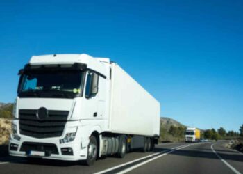 Crean el primer prototipo de camión eléctrico que se carga en marcha