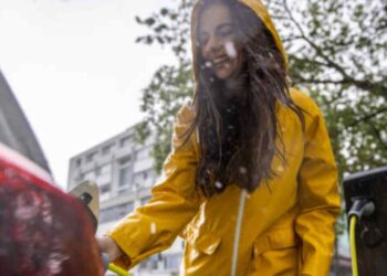 ¿Puedo cargar el coche eléctrico bajo la lluvia?