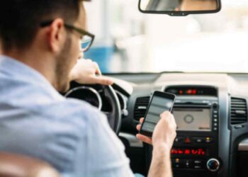 Los 5 mejores planificadores de rutas de vehículos eléctricos para tus vacaciones Estas vacaciones será mejor que uses alguno de estos planificadores de rutas de vehículos eléctricos, unas aplicaciones que te ayudarán a sacarle el máximo partido a tu coche. Ha llegado el momento del año en el que necesitamos disponer de todas las herramientas posibles para poder sacarle el máximo partido a nuestro nuevo coche. Las primeras veces con el coche eléctrico son realmente las que nos invitan a ir en busca de algunos trucos que a medida que conozcamos las rutas y la forma de conducir ganaremos en experiencia. La evolución a la hora de conducir un coche eléctrico pasa por tener los mejores planificadores de rutas, toma nota del elemento que cambiará tus desplazamientos estas vacaciones. A Better Routeplanner Es uno de los mejores planificadores de rutas de vehículos eléctricos, solo necesitas descargarlo y poner la marca y modelo de tu coche. Trazará por ti la mejor manera de llegar a tus vacaciones de ensueño, simplemente con una ruta segura y adecuada. No tendrás que preocuparte por nada, solo de disfrutar del placer de conducir tu nuevo coche eléctrico. Puedes agregar las paradas en restaurantes u hoteles que tengas pendiente. PlugShare Esta aplicación está actualizada con lo que te ayudará a conocer en tiempo real la situación de los cargadores eléctricos o cualquier comentario sobre la circulación que necesites para tu viaje. Es una de las mejores opciones si quieres viajar libremente durante estas vacaciones con tu nuevo coche eléctrico. Te ayudará a conocer un poco mejor las rutas y los distintos lugares de paso frecuente con tu coche eléctrico. ChargePoint Una de las novedades con respecto al coche diésel es el hecho que necesitamos parar para ir cagando las baterías. No solo unos minutos, sino unas horas. Dependiendo del tipo de cargador tendremos que hacer una parada un poco más larga. Esta aplicación te descubrirá dónde tienes los puntos de carga más cercanos. Una opción que te dará una gran tranquilidad, especialmente si desconoces las opciones de tu coche eléctrico. Podrás encontrar en esta aplicación la manera perfecta para viajar estas vacaciones concentrándote solo en la conducción. EV Navigation Uno de los planificadores de rutas de vehículos eléctricos que más se usa en estos tiempos que corren. Le puedes poner todos los datos del coche, la marca y el modelo para que sea más sencillo organizar las vacaciones. Será el momento en el que podrás tranquilizarte a medida que vayas viendo las opciones de este navegador. Buenos mapas, rutas y señales que te dirán si vas por el buen camino. Poco a poco llegarás a tu destino, disfrutando de este viaje, la aplicación te irá calculando los kilómetros para la carga y el tiempo que irás invirtiendo en todas y cada una de ellas. EV Route Planner – Chargeway Podrás ponerle a este planificador todos y cada uno de los detalles necesarios para ir siguiendo paso a poso hasta el lugar que necesitas llegar. Funciona en Europa, Estados Unidos y Canadá. Con lo cual, podremos movernos por casi todo el mundo con una ruta especialmente diseñada para nuestro coche eléctrico. También es un buen indicador del clima, nos va diciendo en cada momento el tiempo que nos encontraremos en el viaje un factor que también influye a la hora de planificar unas buenas vacaciones con nuestro coche eléctrico. Estos son algunos de los planificadores de rutas que podrás usar en tu coche eléctrico. A partir del momento en el que empiezas a moverte con este tipo de vehículos ya nada te detendrá. Todo será mucho más sencillo con un planning que te permita comprobar que los coches eléctricos también sirven para rutas largas, no solo para la ciudad.