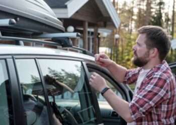 Ford se plantea colocar una batería auxiliar en el techo de sus vehículos
