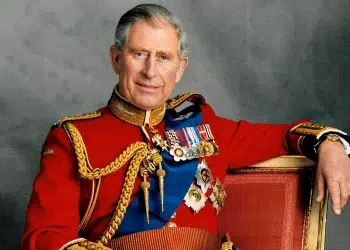 Carlos III inicia el reinado de las 0 emisiones: carroza de caballos y coche eléctrico