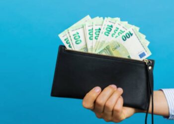 Francia es el primer país en ofrecer coches eléctricos para todos por 100 euros al mes