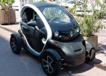 El nuevo carnet B1 que permitirá conducir coches eléctricos con 16 años llegará en 2024