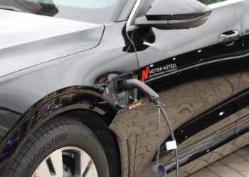 ¡Alerta! Los ciberdelincuentes roban datos en los puntos de carga de coches eléctricos