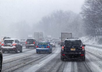 Esto es lo que debes hacer si te quedas atrapado en la nieve con tu coche eléctrico