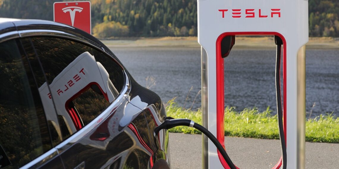 Tesla es la marca de coches eléctricos que más aparece en series y películas de Netflix