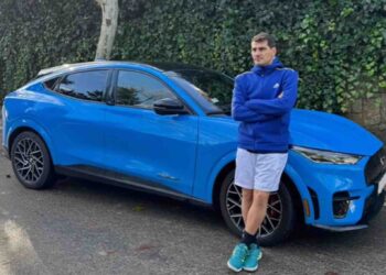 Iker Casillas estrena un nuevo deportivo eléctrico de película