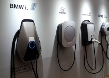 Sólo 2 de los 348 diputados del Congreso tienen un coche eléctrico (y es el mismo)