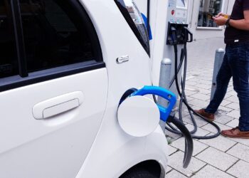 El 3,2% de los hogares en España tienen un coche eléctrico o híbrido