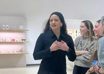 Rosalía revoluciona Inditex montada sobre un patinete eléctrico