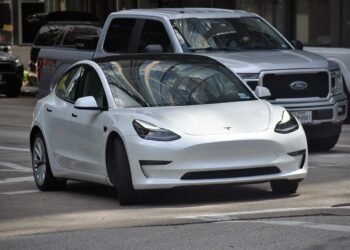 Tesla anuncia la creación de coches eléctricos más baratos