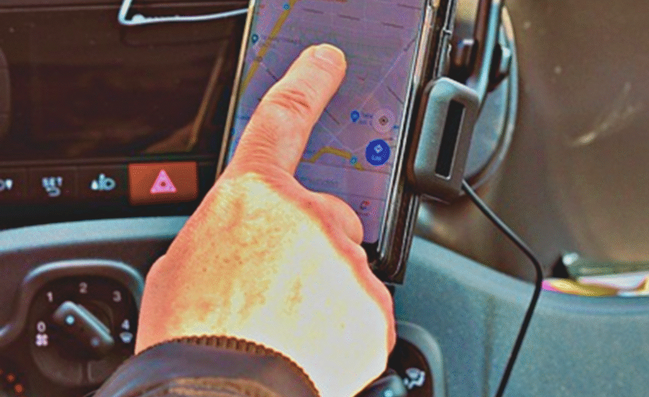 Distracciones al volante: cuatro de cada diez denuncias son por usar el móvil 1 Distracciones al volante cuatro de cada diez denuncias son por usar el móvil.