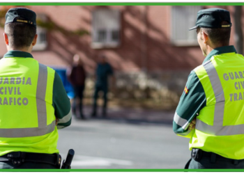 Agentes de la Guardia Civil de Tráfico durante un control de tráfico