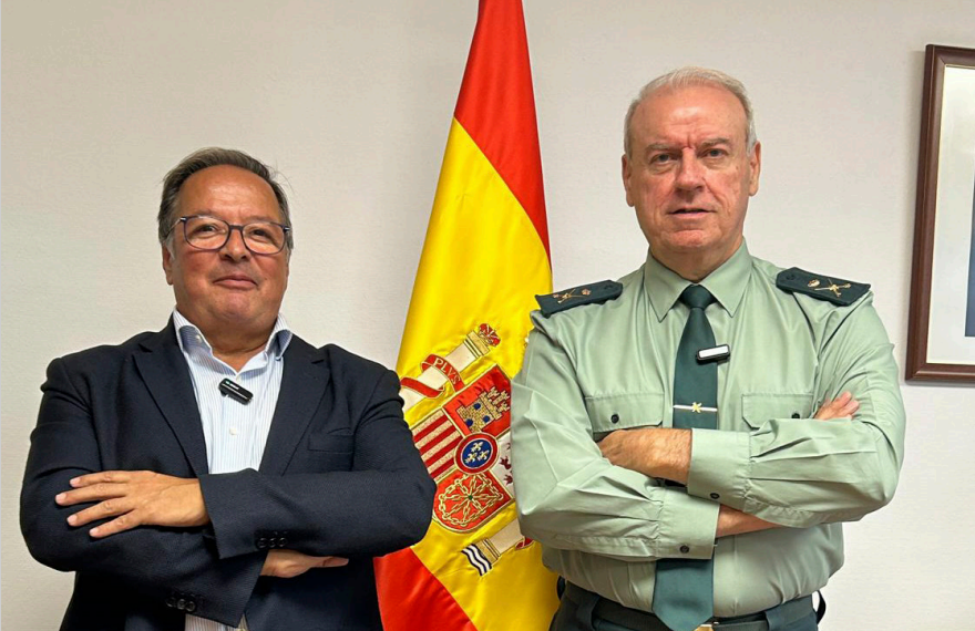 Guardia Civil , Celebramos los 65 años de la ATGP 1 El General Jefe de la ATGC, Tomás García Gazapo junto a Francisco Paz durante la entrevista para la revista EMU.