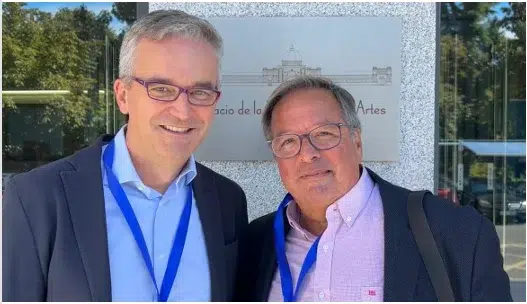 Descarbonización: Entrevista a Oliver Fernández, director de Movilidad Eléctrica de España y Portugal en Repsol 3 Oliver Fernández, el director de Movilidad Eléctrica de España y Portugal en Repsol, junto al director de EMU, Francisco Paz.