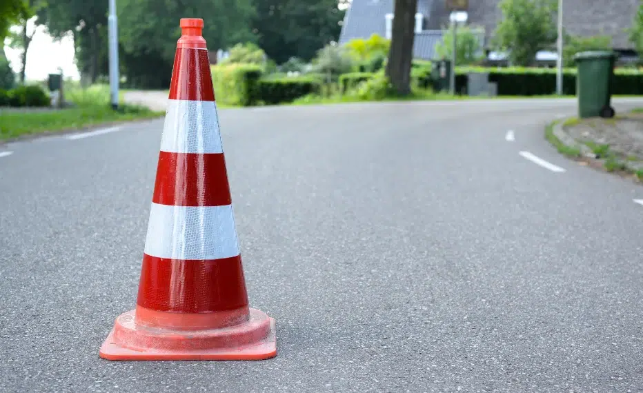 Cursos de Sensibilización y Reeducación Vial del Permiso por Puntos 1 Cono de tráfico en carretera
