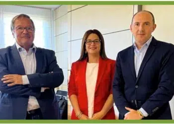 Francisco Paz, Director de EcoDriver Mobilitiy Group, junto a Montserrat Pérez, Subdirectora General de Formación y Educación Vial de la DGT y Miguel Ángel Fernández, Secretario General de ANCYPEL